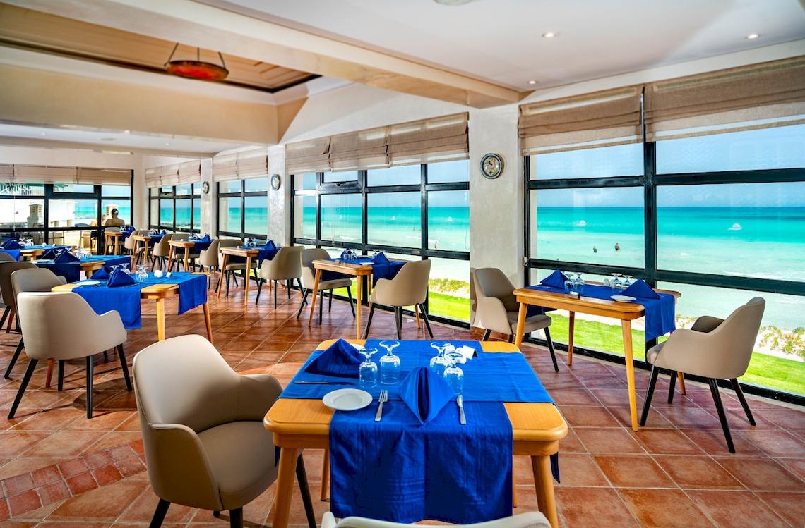 Innenansicht des Restaurants im Ulysse Djerba Thalasso & Spa mit Blick auf das Meer.