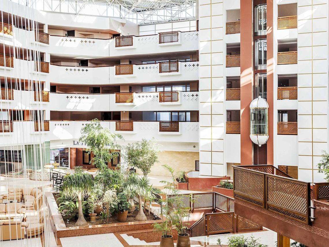 Innenansicht des Atlas Amadil Beach Hotels mit Foyer, Pflanzen und Terrassen.