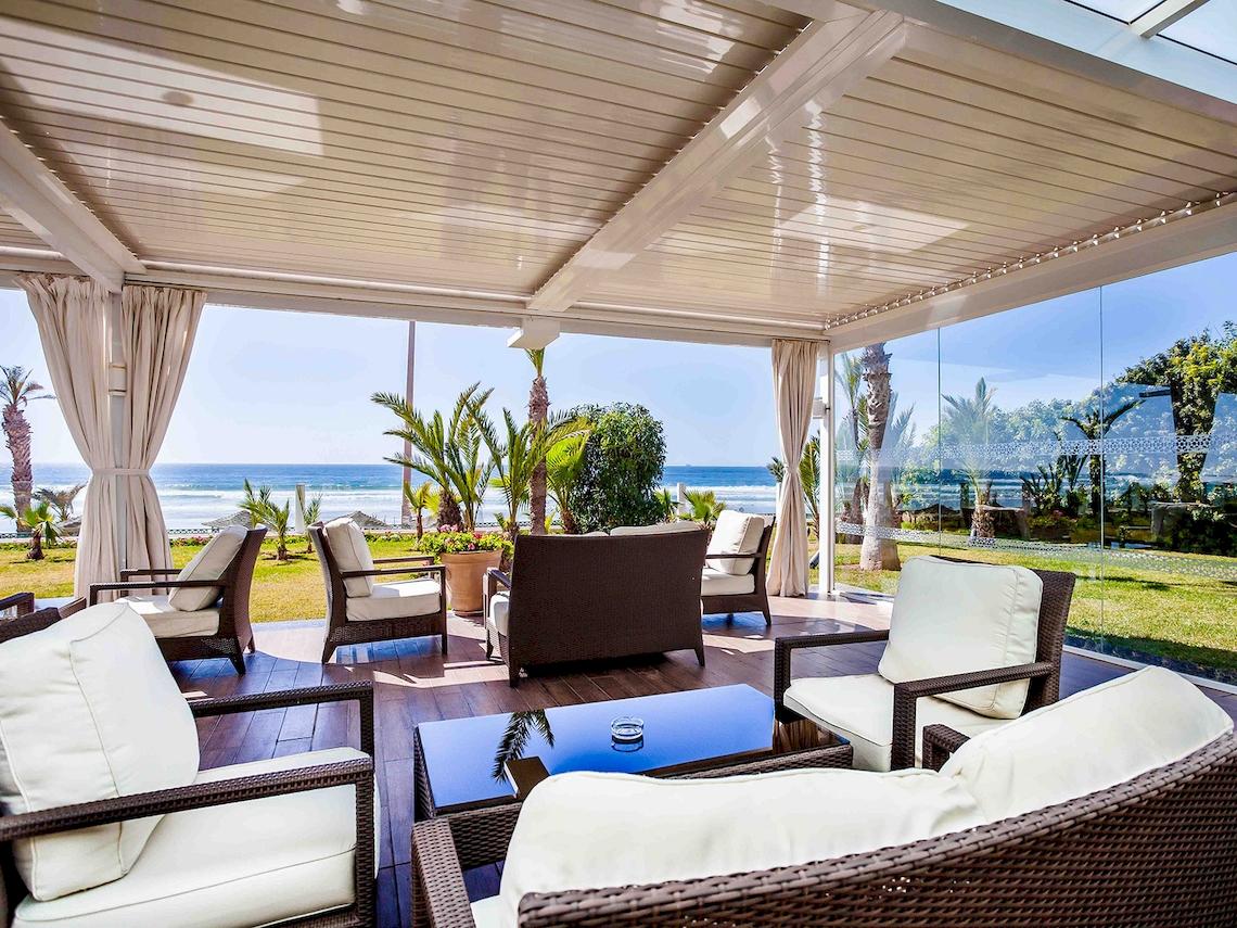 Terrasse des Atlas Amadil Beach Hotels mit Blick auf den Ozean
