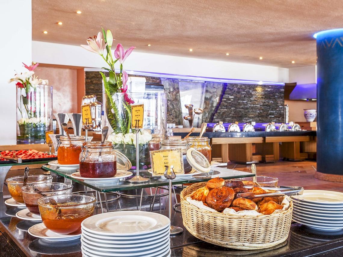 Frühstücksbuffet im Atlas Amadil Beach Hotel mit verschiedenen Broten, Aufschnitt und Marmeladen.