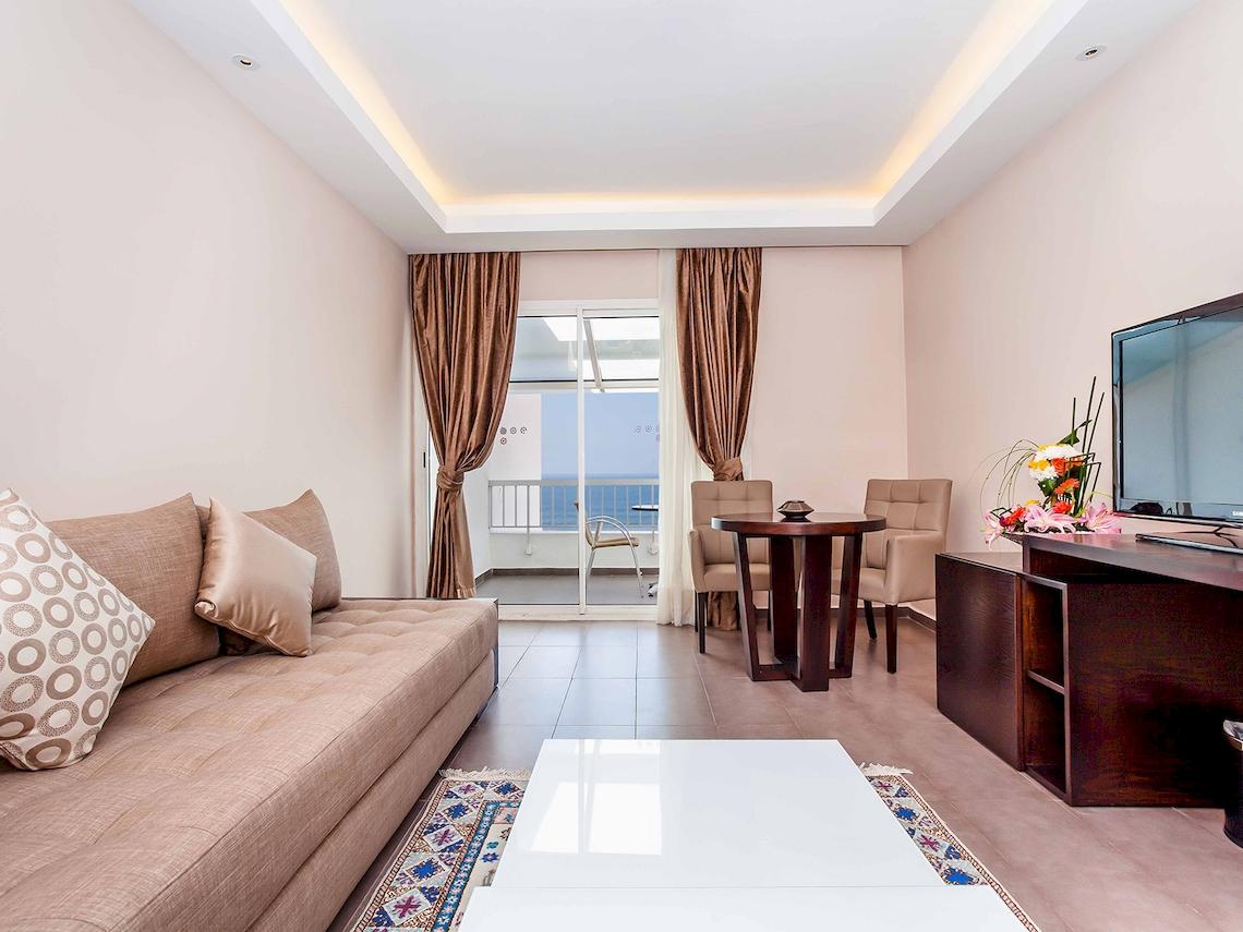 Wohnzimmer im Atlas Amadil Beach Hotel mit Blick auf das Meer.