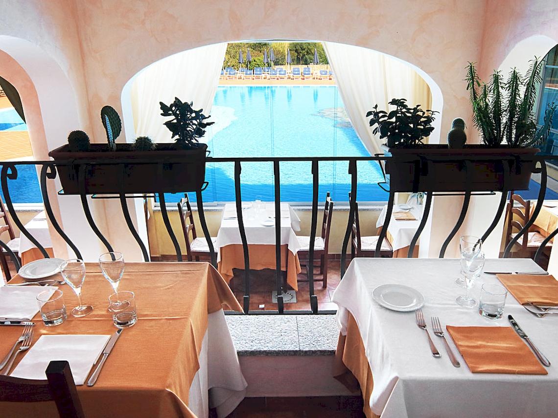 Balkonansicht auf Schwimmbad im Colonna Hotel Du Golf