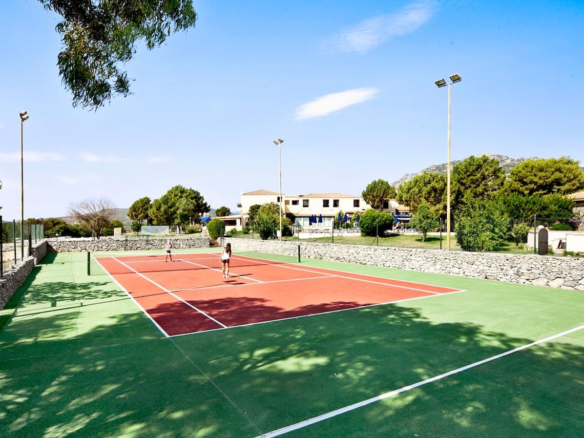 Tennisplatz mit zwei Personen auf dem Colonna Hotel Du Golf