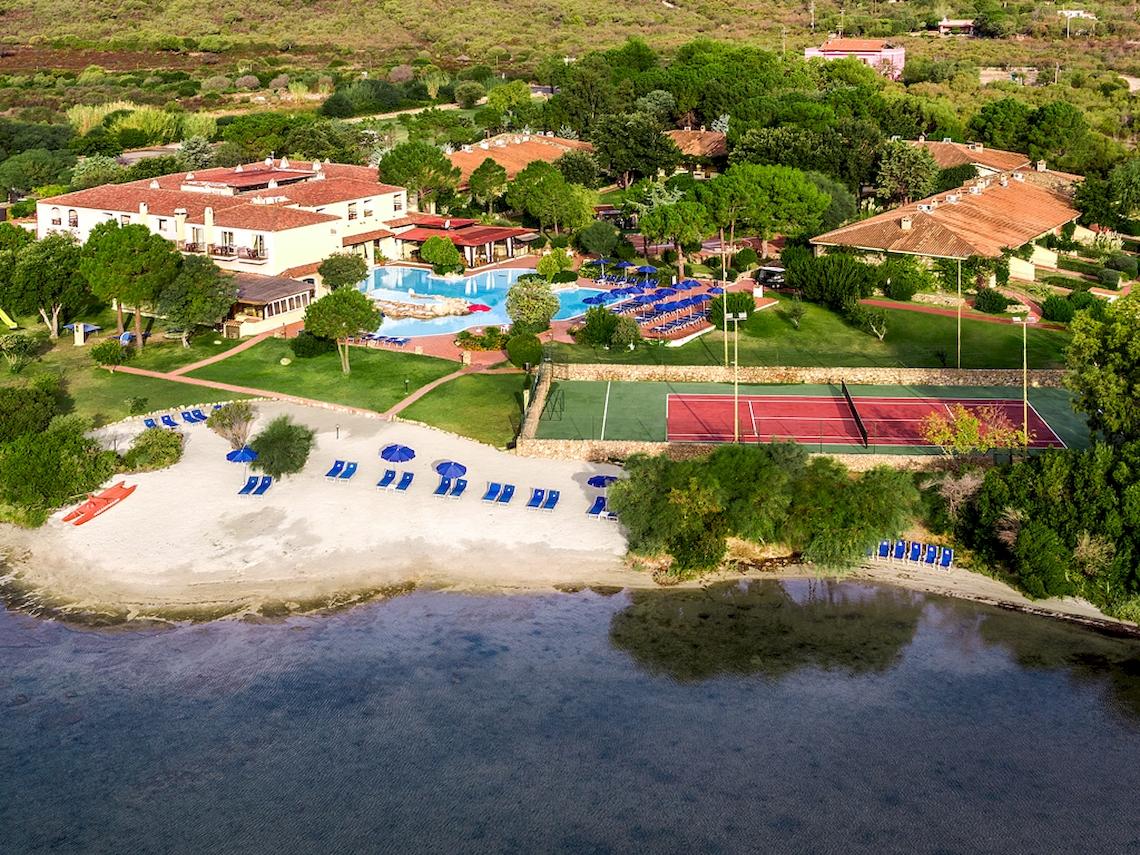 Oberflaechenansicht des Colonna Hotel Du Golf mit Swimmingpool, Tennisplatz und Strand