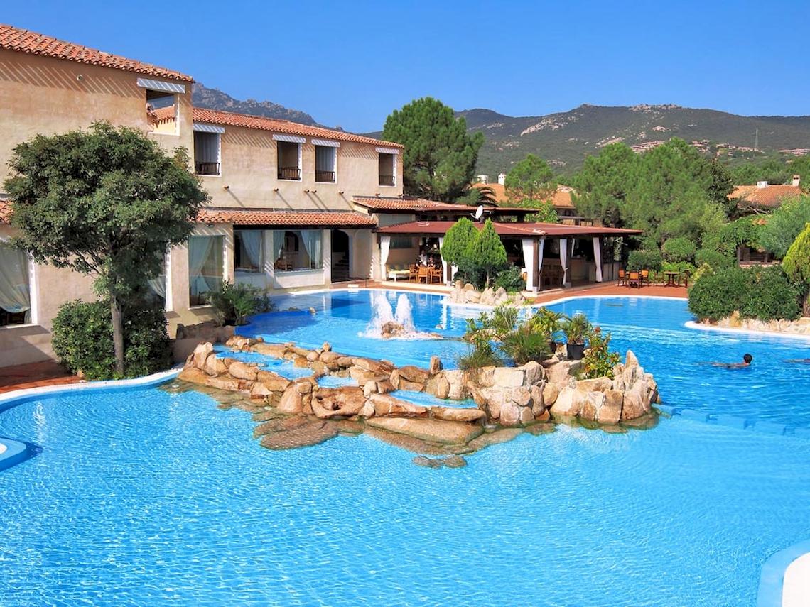 Colonna Hotel Du Golf mit Swimmingpool und Terrasse mit Tischen und Stühlen.