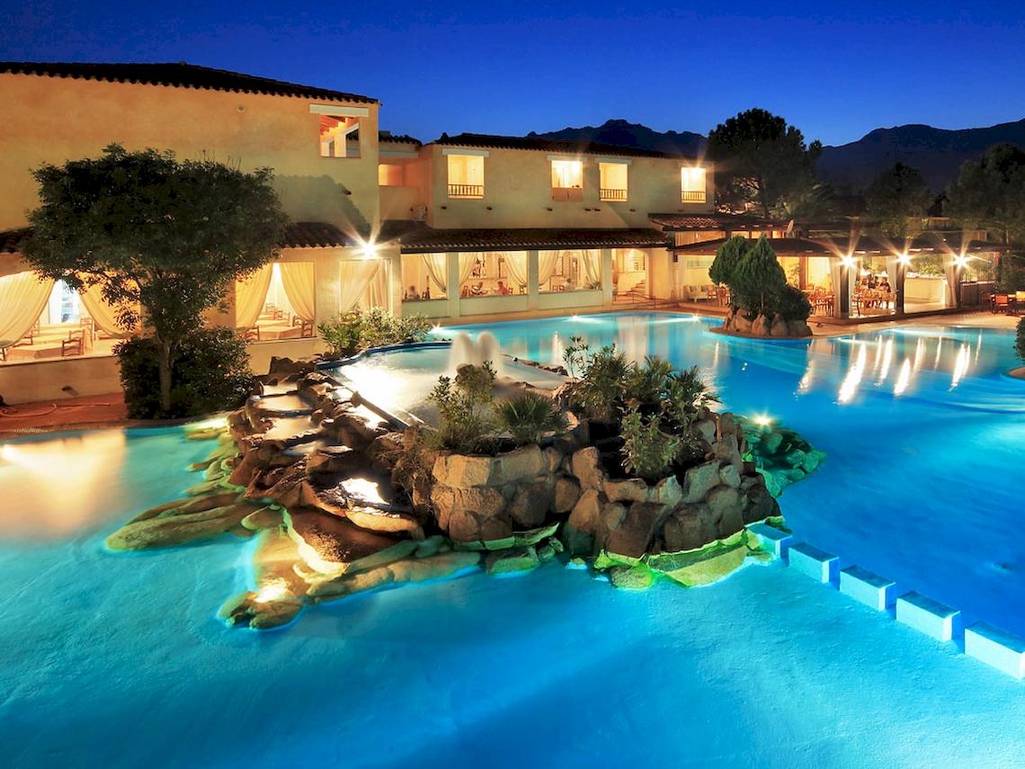 Nachtansicht des beleuchteten Pools im Colonna Hotel Du Golf mit hoteleigenem Restaurant.