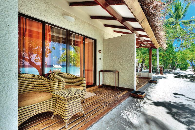 Balkon des Nakai Maayafushi Resorts mit Blick auf das Meer und tropische Vegetation.