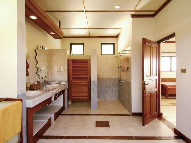 Das Duschbad des Nakai Maayafushi Resorts mit zwei Waschbecken und einer Dusche.