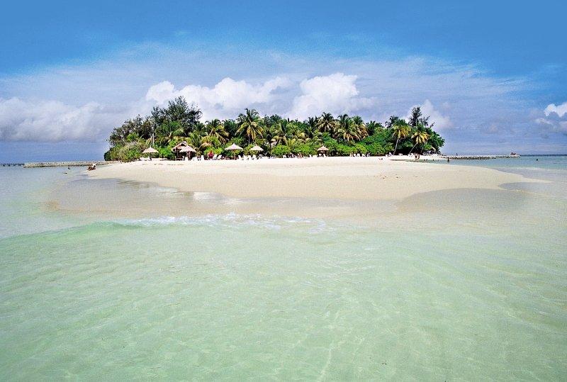 Strand des Nakai Maayafushi Resorts mit weißen Sand und blauem Wasser