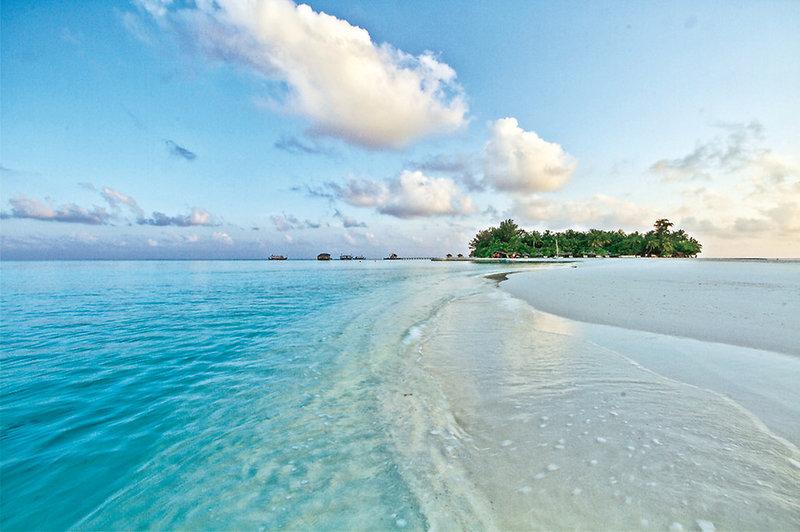 Strand am Nakai Maayafushi Resort mit blauem Meer und weißem Sand