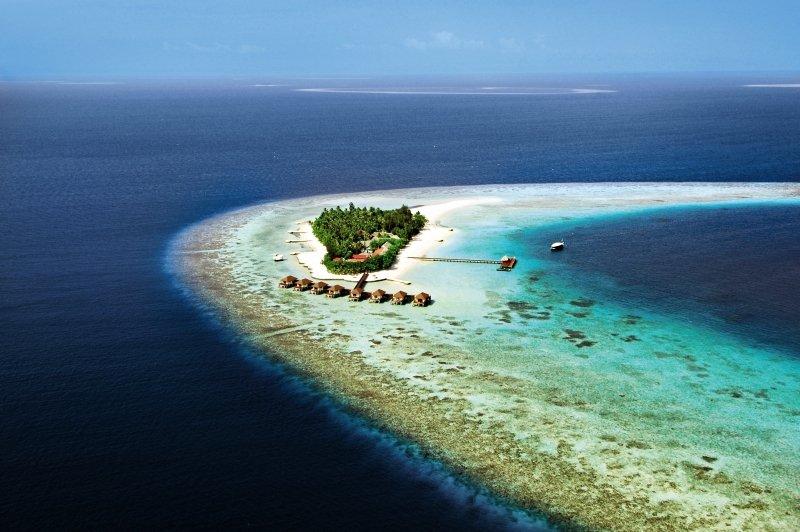 Luftaufnahme des Nakai Maayafushi Resorts auf einer Insel mit weißen Stränden und blauem Wasser.