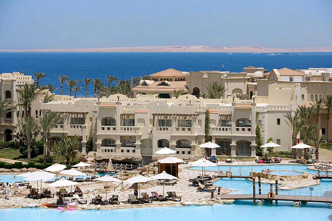 Luftaufnahme des Rixos Sharm El Sheikh Resorts mit Pool und Meerblick