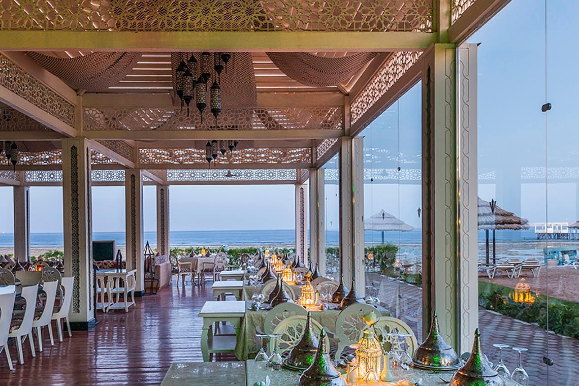 Innenansicht des Restaurants im Rixos Sharm El Sheikh Hotel mit Blick auf das Meer.