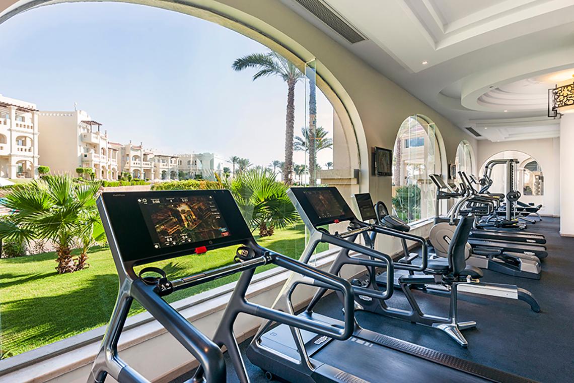 Fitnesscenter im Rixos Sharm El Sheikh Hotel mit Blick auf das Gelände