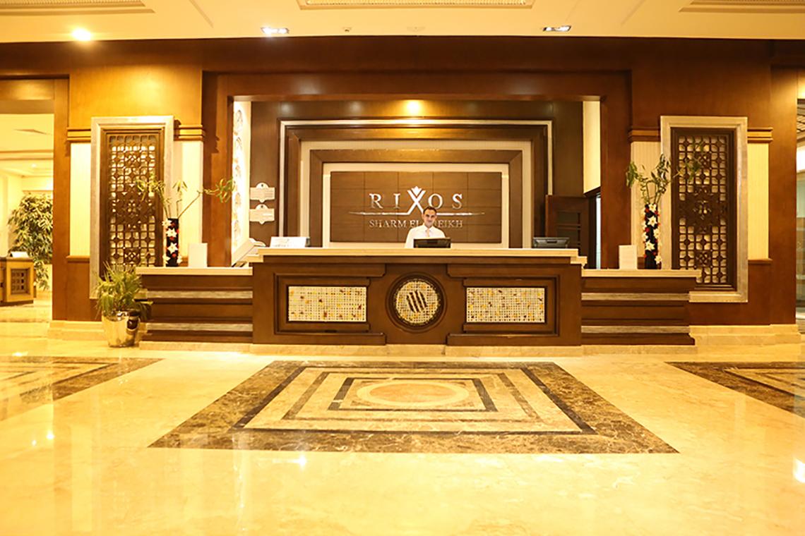 Empfangshalle des Rixos Sharm El Sheikh Hotels mit Rezeption und Marmorboden.
