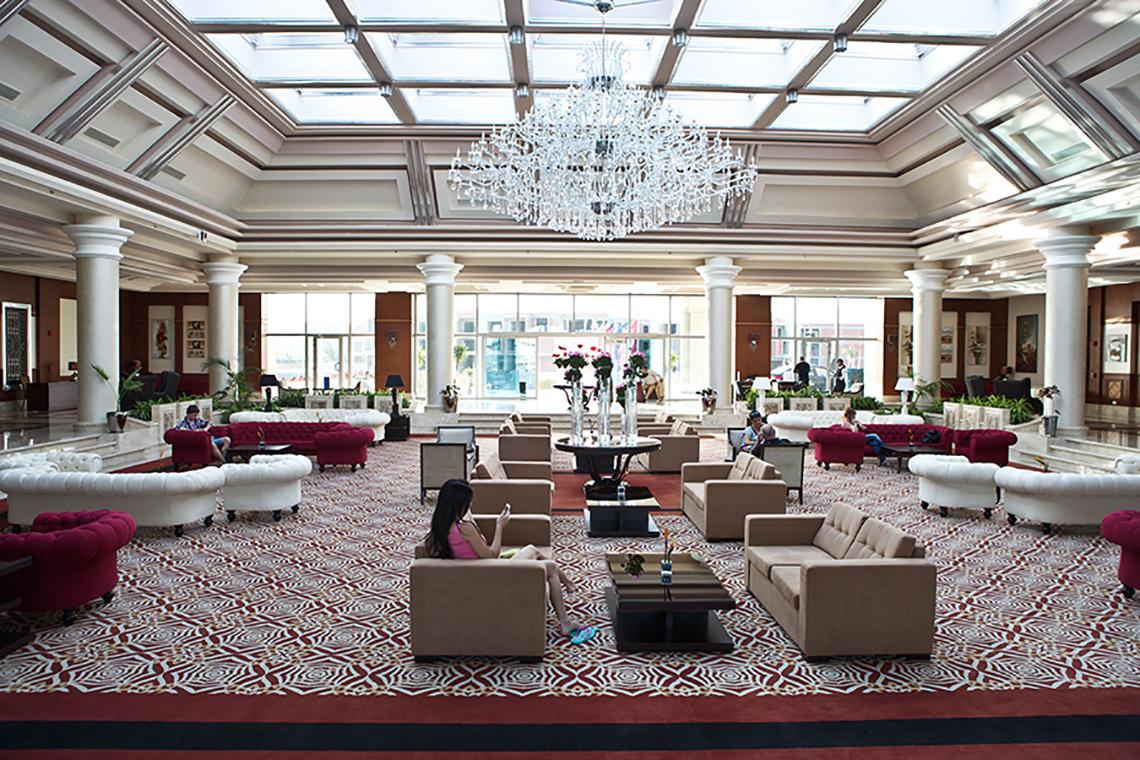 Lobby des Rixos Sharm El Sheikh Hotels mit vielen Sitzgelegenheiten und einer großen Kristallleuchte