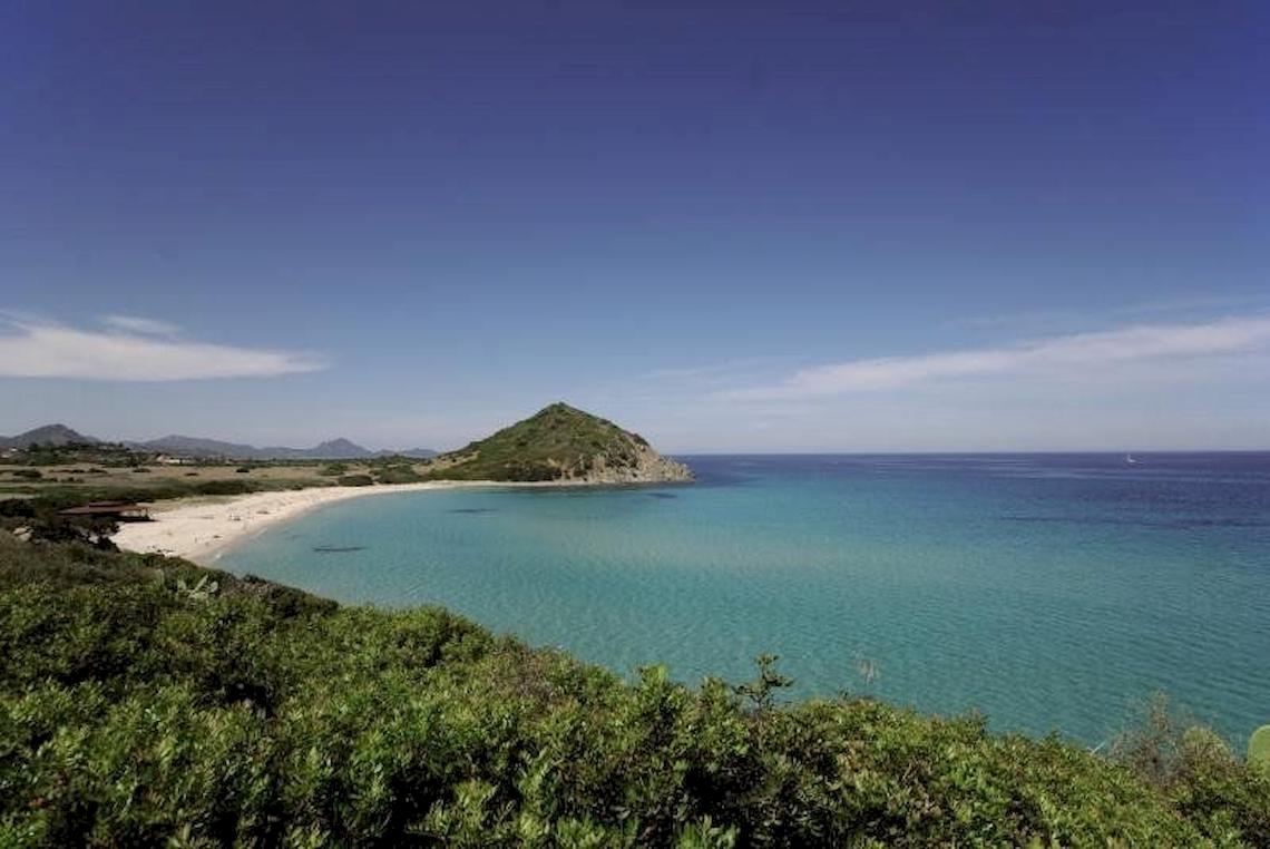 Aussicht auf den Strand und das Meer vom Alma Resort aus.