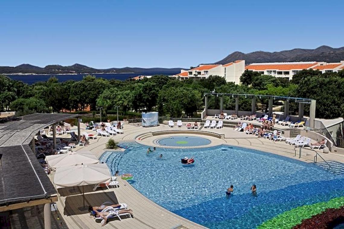 Außenbereich des Valamar Tirena Hotels mit Pool und Liegestühlen.