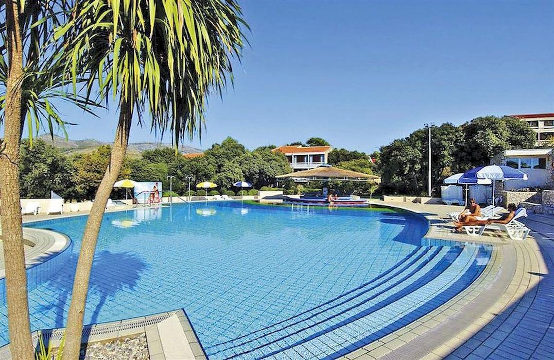 Valamar Tirena Hotel Pool mit Lounge-Liegestühlen und Sonnenschirmen.