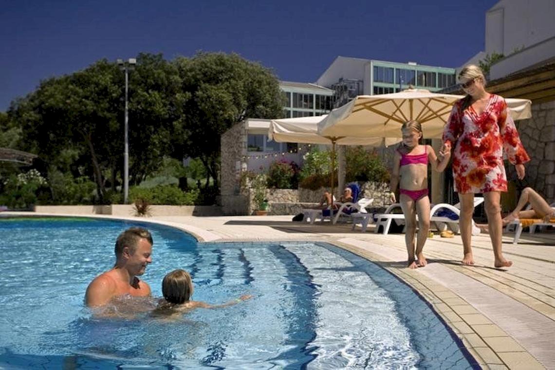 Familie im Schwimmbad des Valamar Tirena Hotels