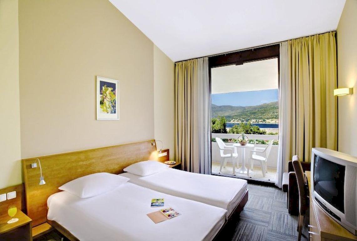 Zimmer mit Balkon im Valamar Tirena Hotel mit Blick auf den Hafen