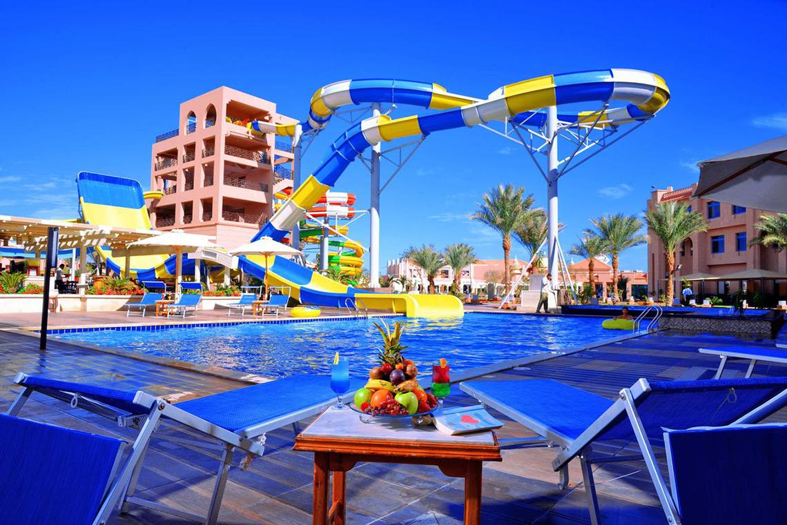 Pool und Wasserrutschen im Pickalbatros Royal Moderna Resort