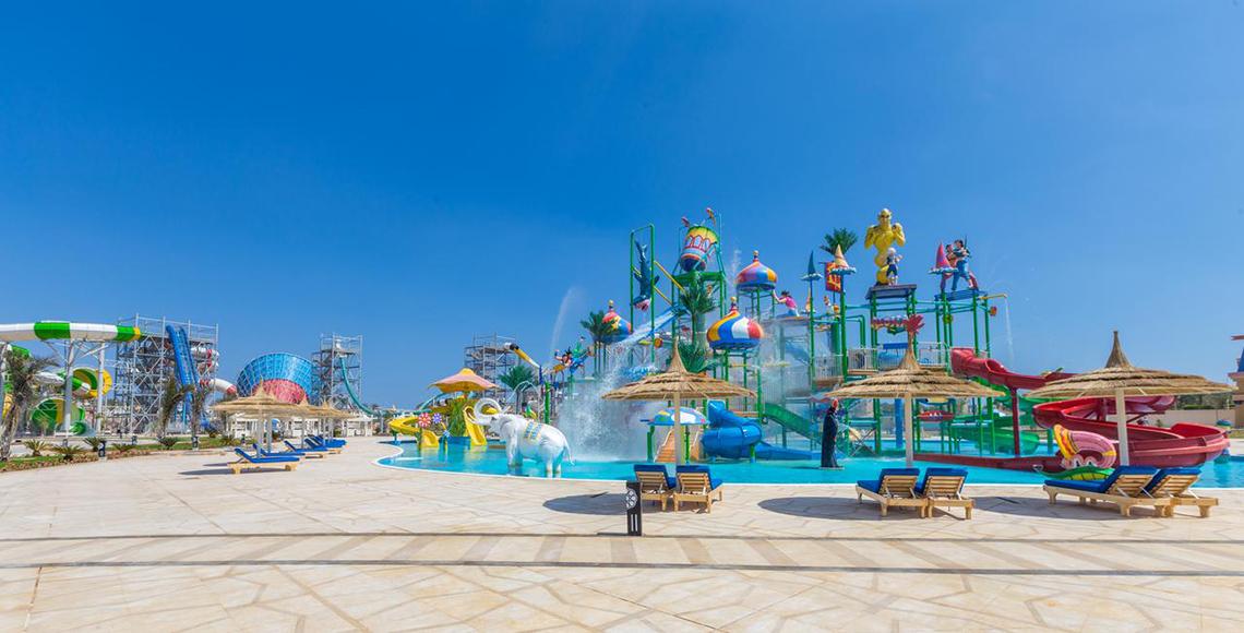 Wasserpark im Pickalbatros Royal Moderna Resort mit verschiedenen Rutschen und Wasserattraktionen.