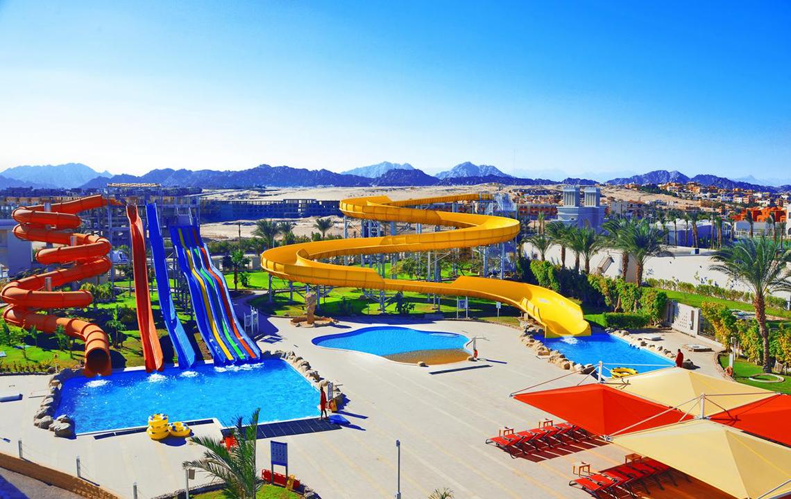 Luftaufnahme des Pickalbatros Royal Moderna Resort mit Wasserrutschen und Swimmingpools.