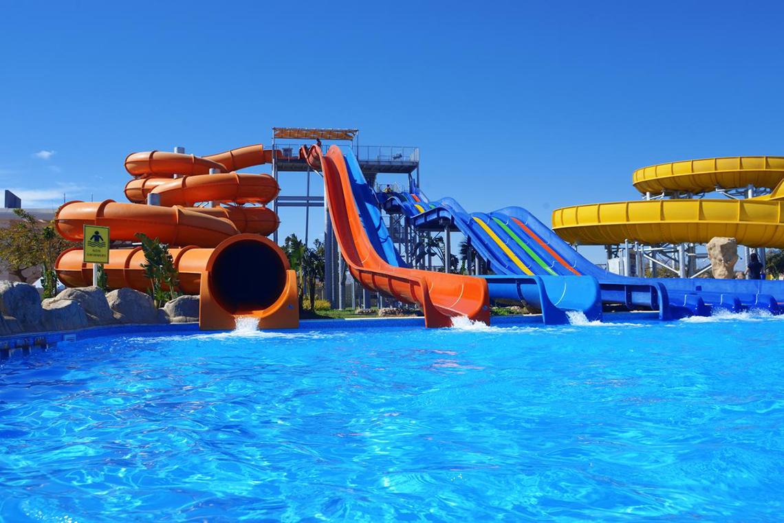 Mehrere Wasserrutschen im Freibad des Pickalbatros Royal Moderna Resort.