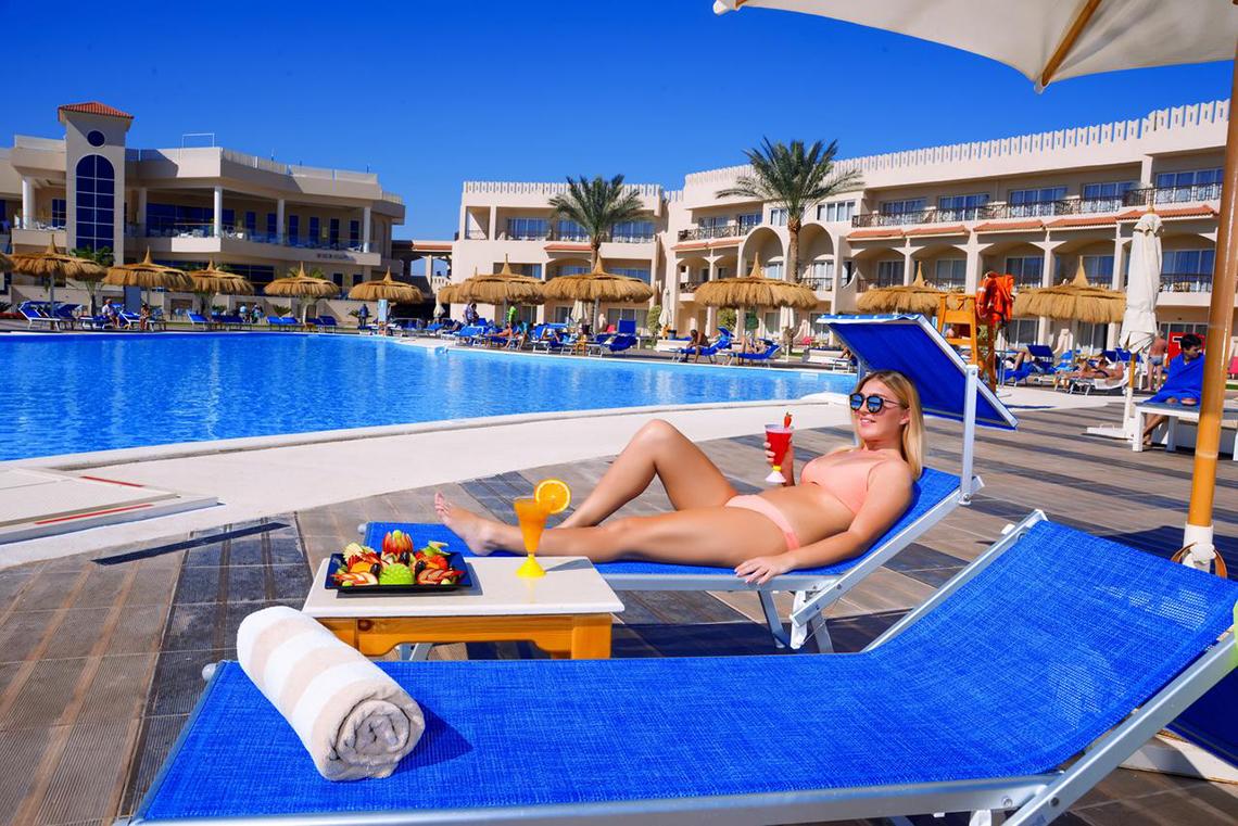 Frau entspannt an einem Pool des Pickalbatros Royal Moderna Resorts.
