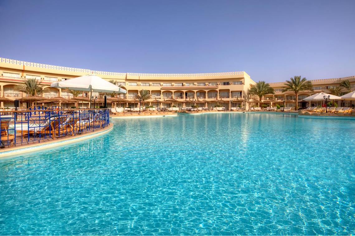Außenpool des Pickalbatros Royal Moderna Resorts mit Lounge-Sesseln und Sonnenschirmen.