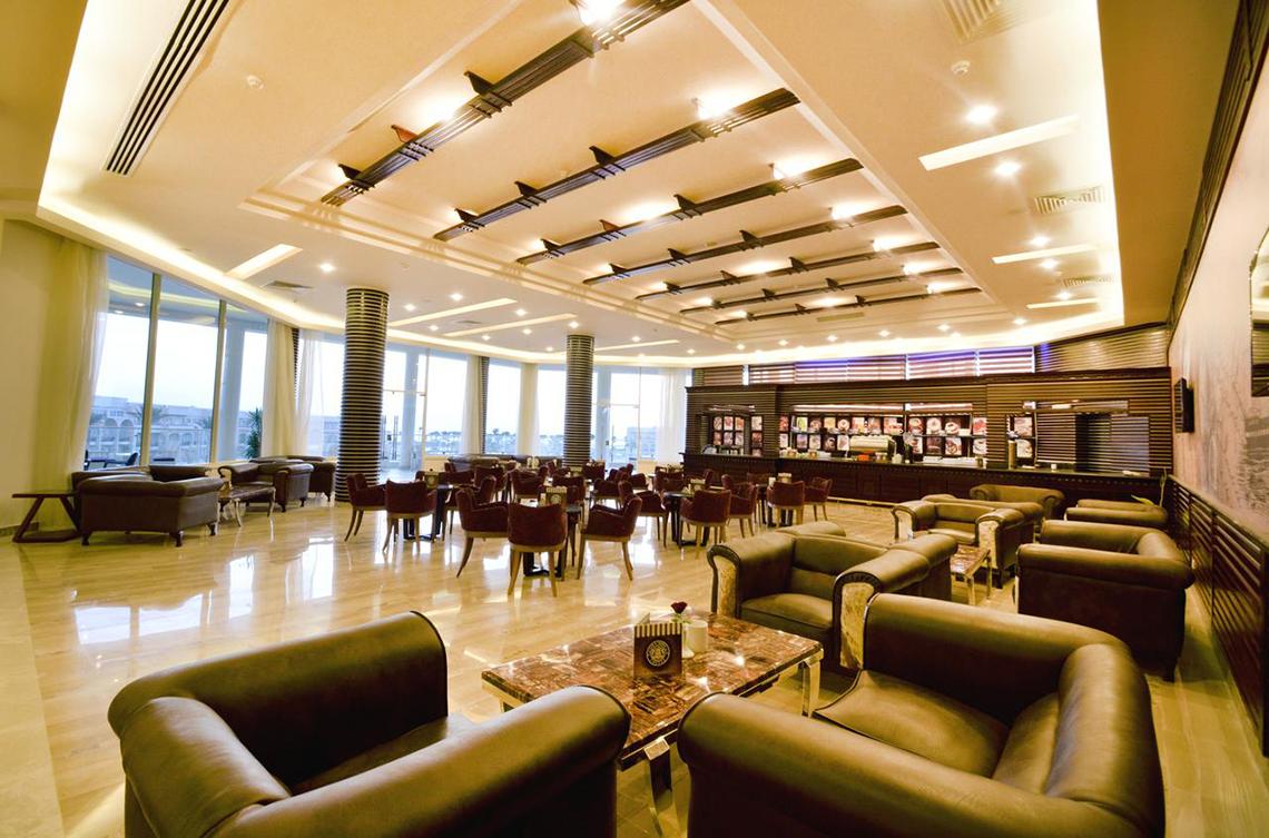 Lobby-Bereich des Pickalbatros Royal Moderna Resorts mit vielen Ledersesseln und Tischen.