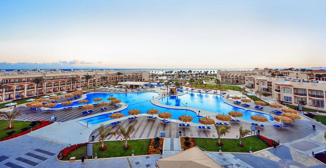 Luftaufnahme des Pickalbatros Royal Moderna Resorts mit Swimmingpools, Sonnenliegen und Palmen