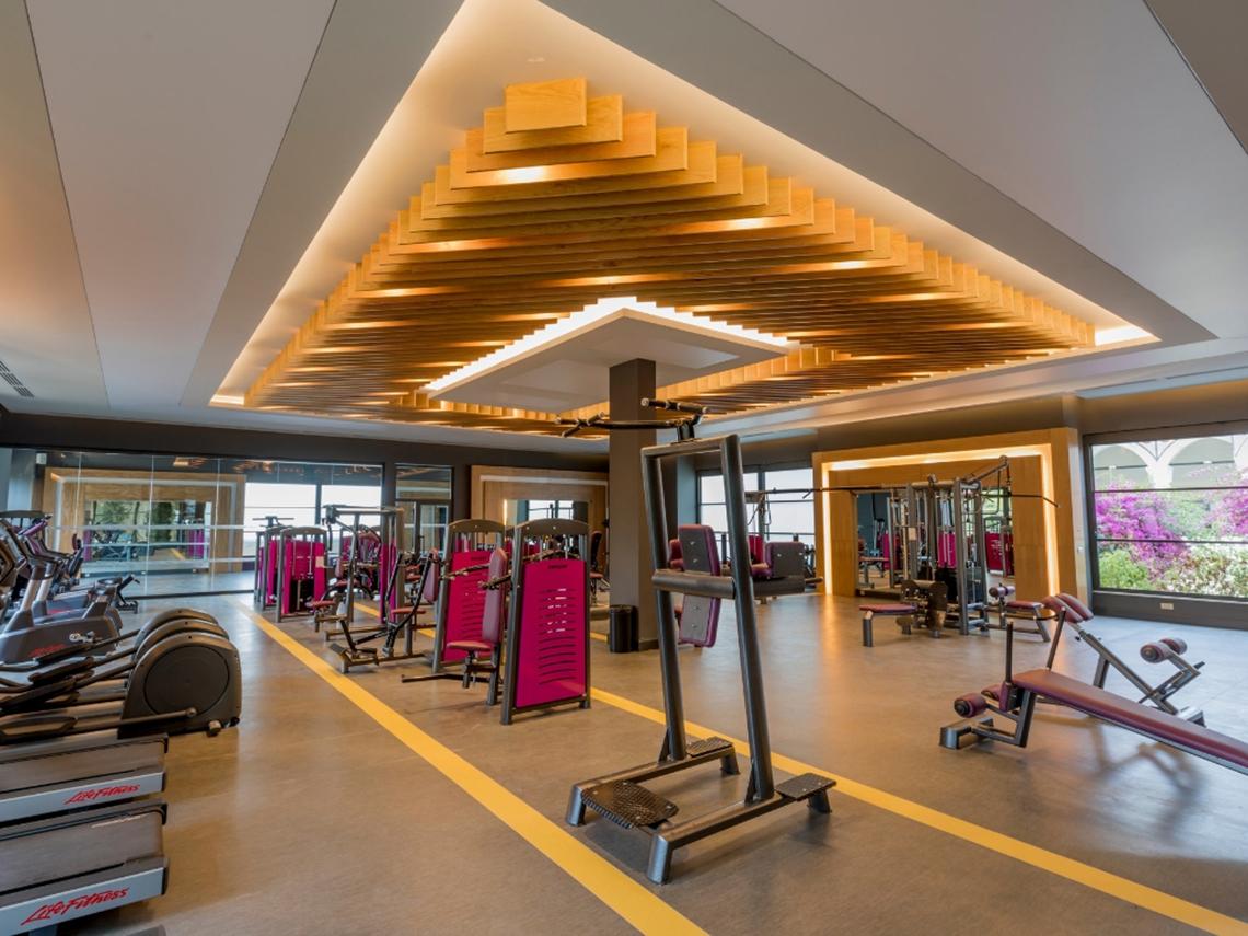 Fitnesscenter im Swandor Hotels & Resorts Topkapi Palace mit moderner Ausstattung und großen Fenstern.