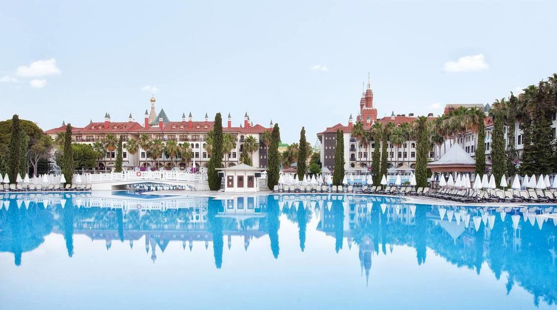 Außenbereich des Swandor Hotels & Resorts Topkapi Palace mit großem Pool und Liegestühlen