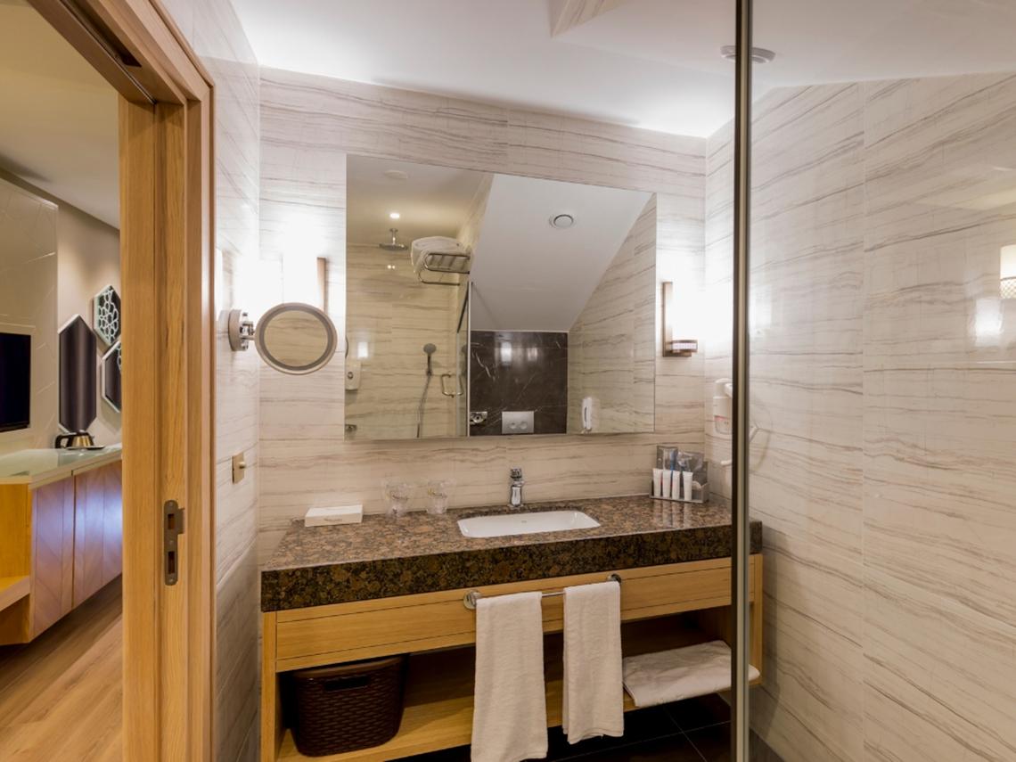Badezimmer von Swandor Hotels & Resorts Topkapi Palace mit marmorner Theke und spiegel.