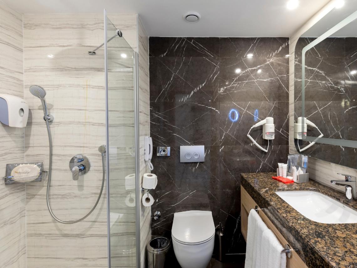 Badezimmer von Swandor Hotels & Resorts Topkapi Palace mit Duschkabine, Toilette und Waschbecken.