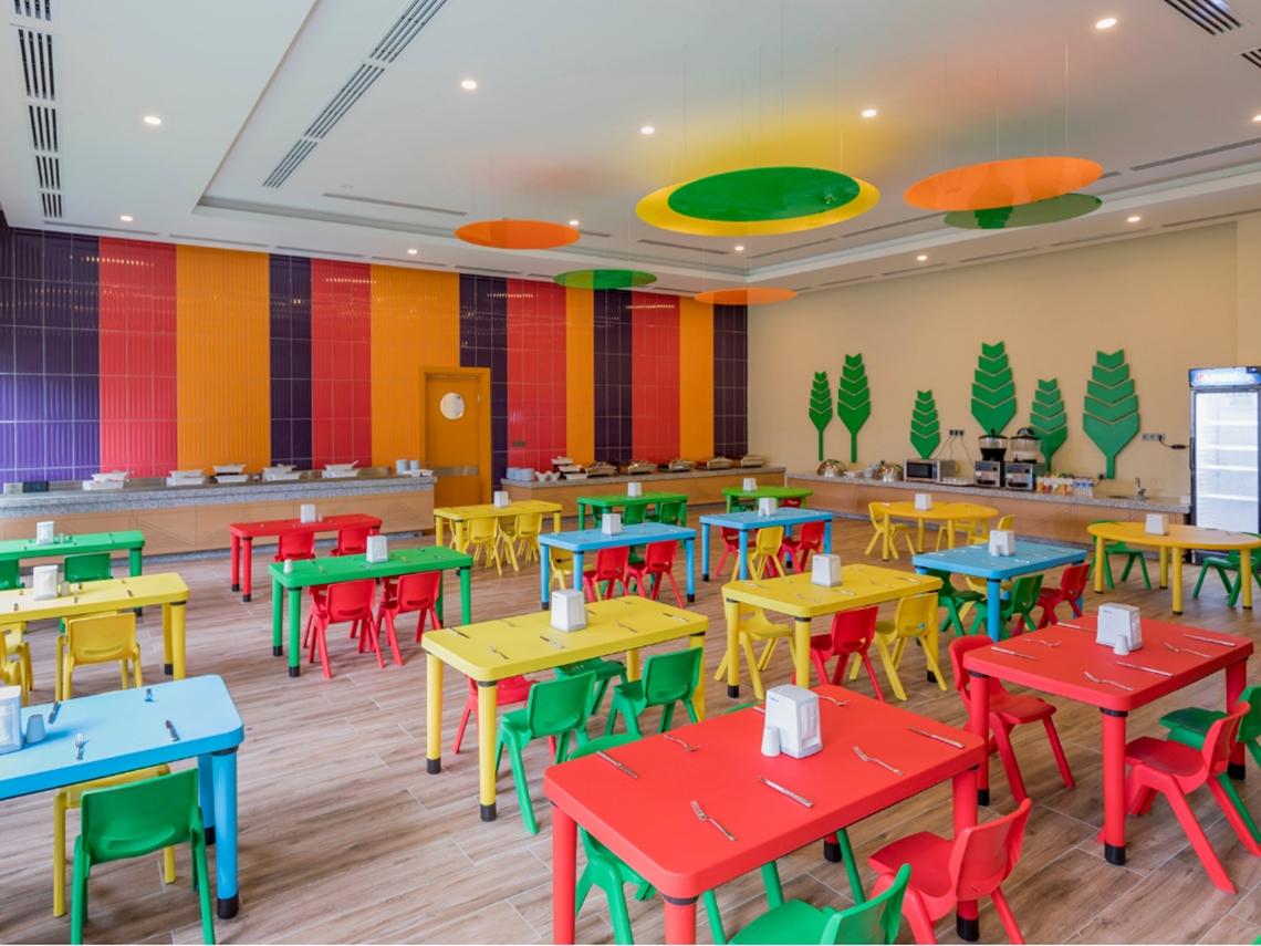 Kinder Esszimmer mit bunten Tischen und Stühlen im Swandor Hotels & Resorts Topkapi Palace