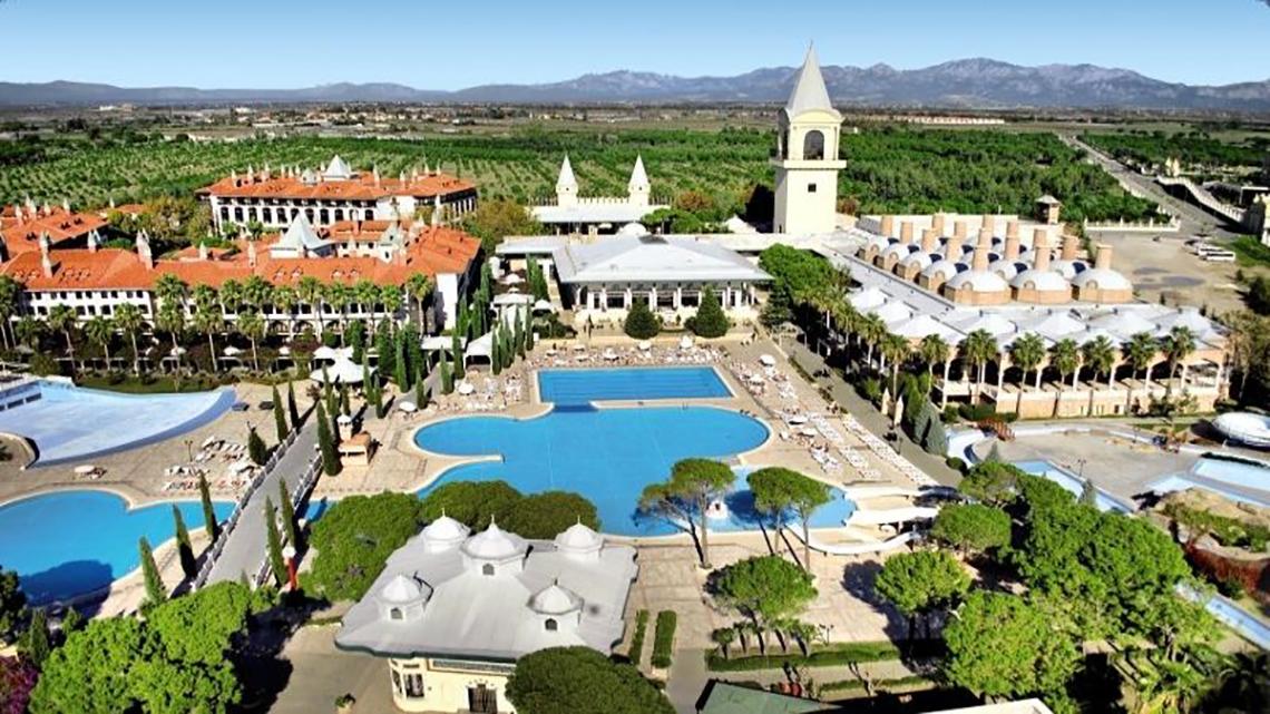 Luftaufnahme des Swandor Hotels & Resorts Topkapi Palace mit Swimmingpools und Gebäuden.