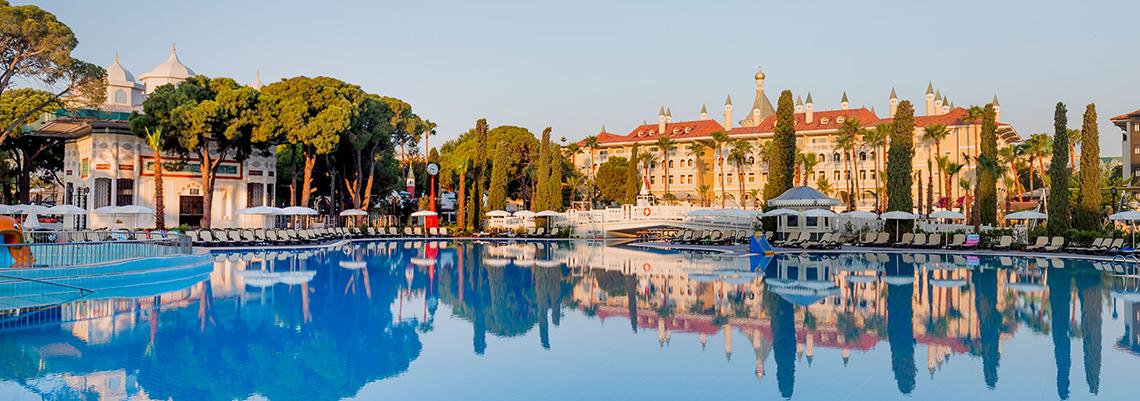 Außenbereich des Swandor Hotels & Resorts Topkapi Palace mit großem Pool und Sonnenliegen.