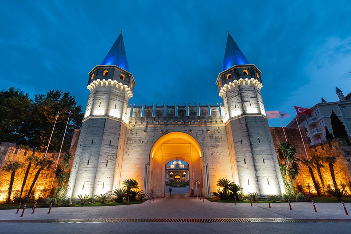 Der Eingang des Swandor Hotels & Resorts Topkapi Palace ist nachts beleuchtet.