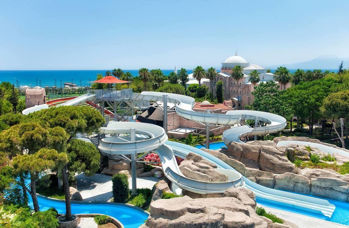 Luftaufnahme von Wasserrutschen im Swandor Hotels & Resorts Topkapi Palace