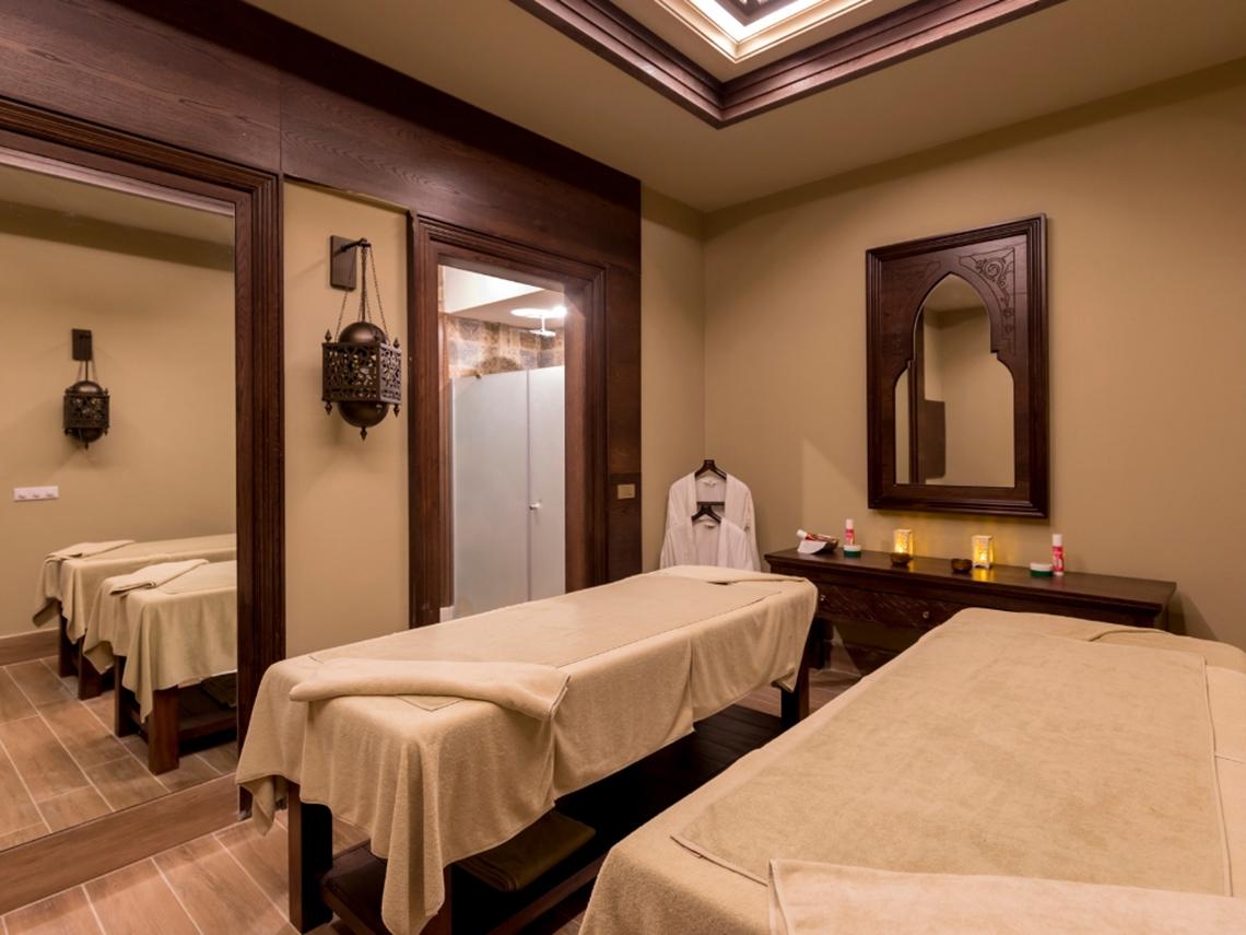 Massageraum im Swandor Hotels & Resorts Topkapi Palace mit zwei Behandlungstischen und Dekor.