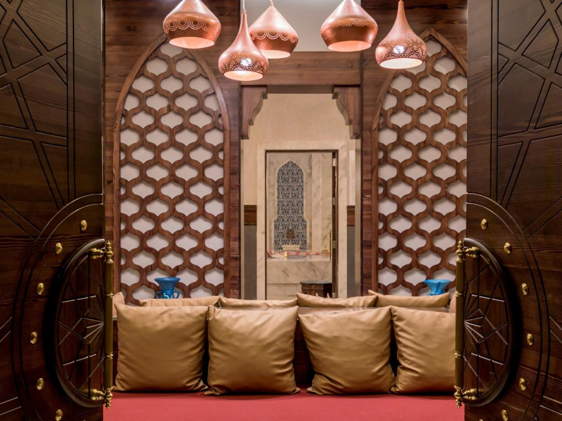 Loungebereich im Swandor Hotels & Resorts Topkapi Palace mit braunen Kissen und kupfernen Lampen.