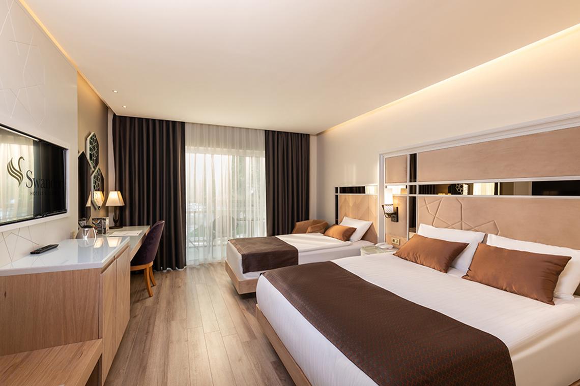 Doppelzimmer im Swandor Hotels & Resorts Topkapi Palace mit zwei Betten, Fernseher, Schreibtisch und Sessel.