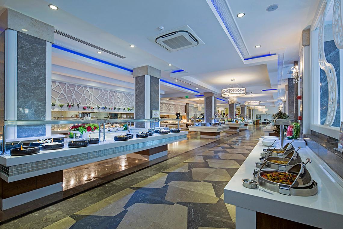 Buffet-Halle im Crystal Waterworld Aqua Collection Hotel mit Marmorboden und servierten Gerichten.