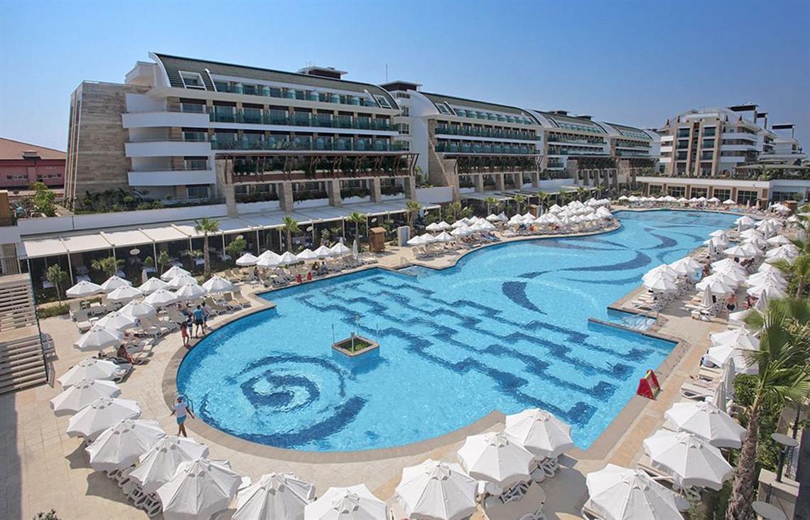 Crystal Waterworld Aqua Collection Hotel mit großem Pool und weißen Sonnenschirmen