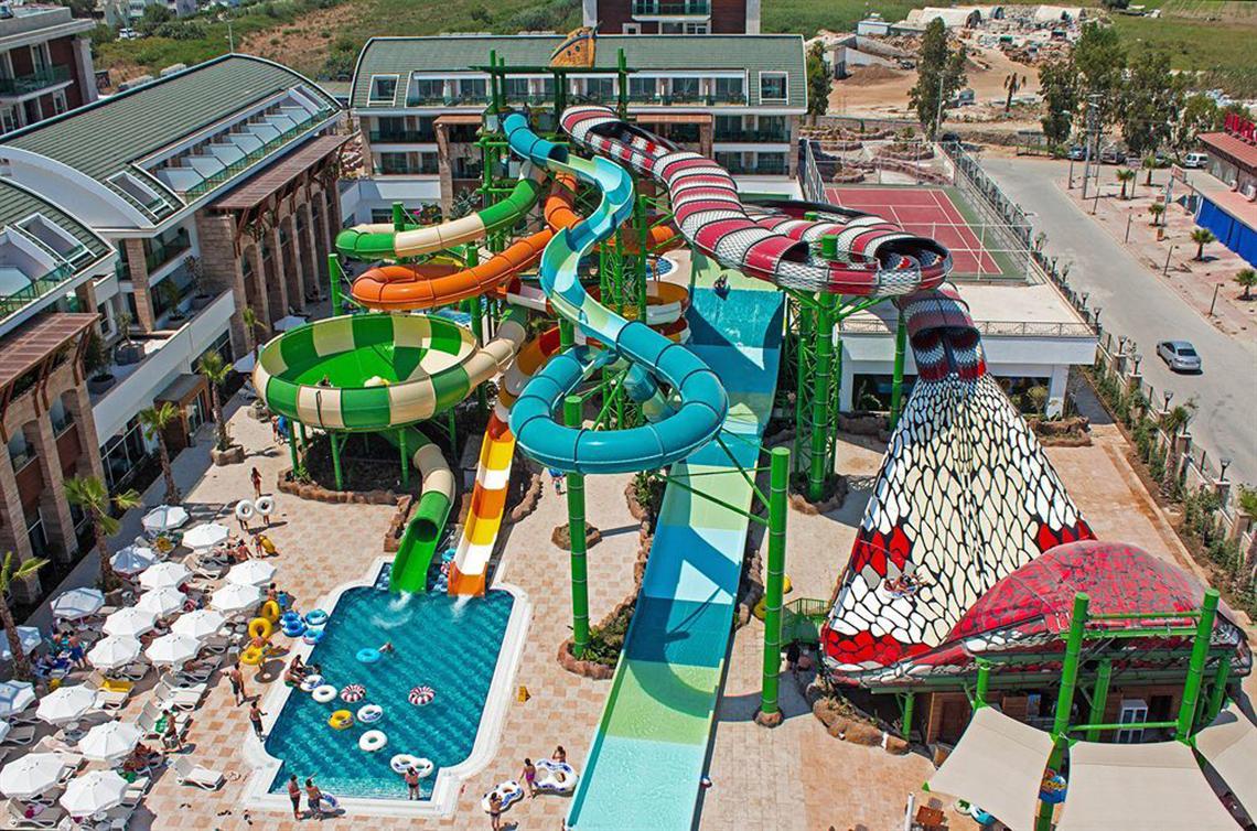 Luftaufnahme des Crystal Waterworld Aqua Collection Wasserparks mit verschiedenen Rutschen und einem Pool.
