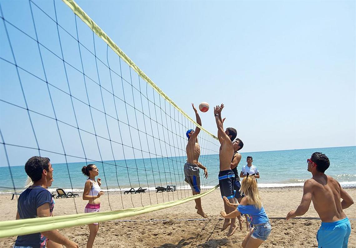 Gruppe von Menschen spielt Volleyball am Strand am Crystal Waterworld Aqua Collection Hotel