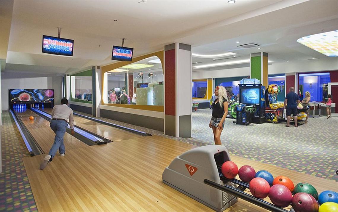 Bowlinghalle im Crystal Waterworld Aqua Collection Hotel mit Bowlingbahnen und Spielgeräten.